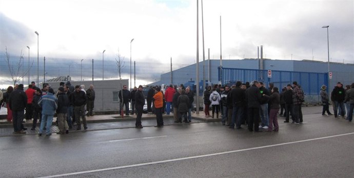 Concentración de trabajadores a la entrada de Metales Extruidos