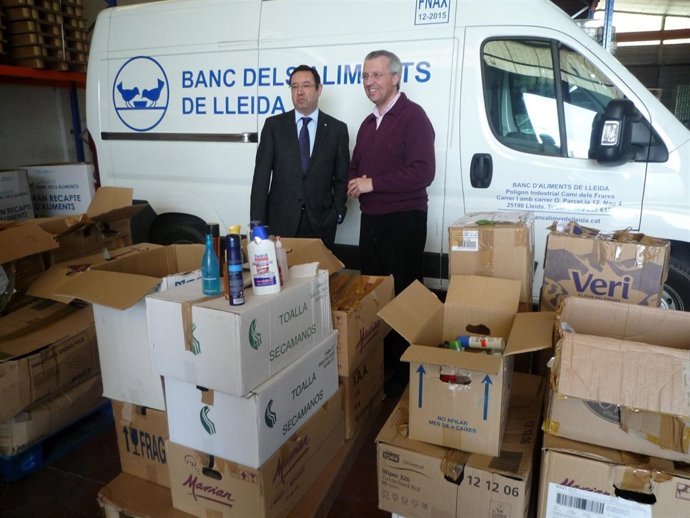 El delegado del Gobierno en Lleida, R. Farré, con el Banco de alimentos