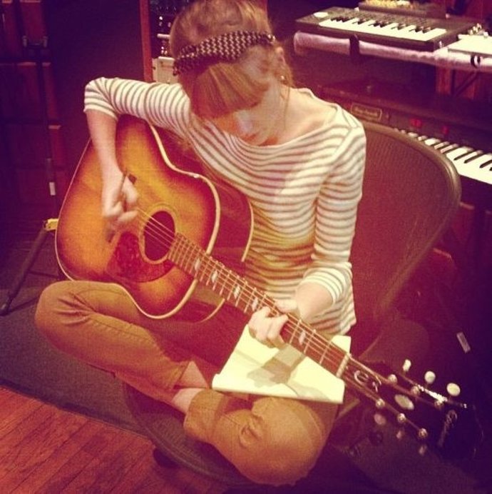 La cantante en el estudio de música