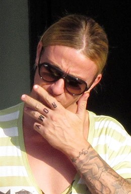 Guti luce su nuevo tatuaje en la mano, 'Romy'.