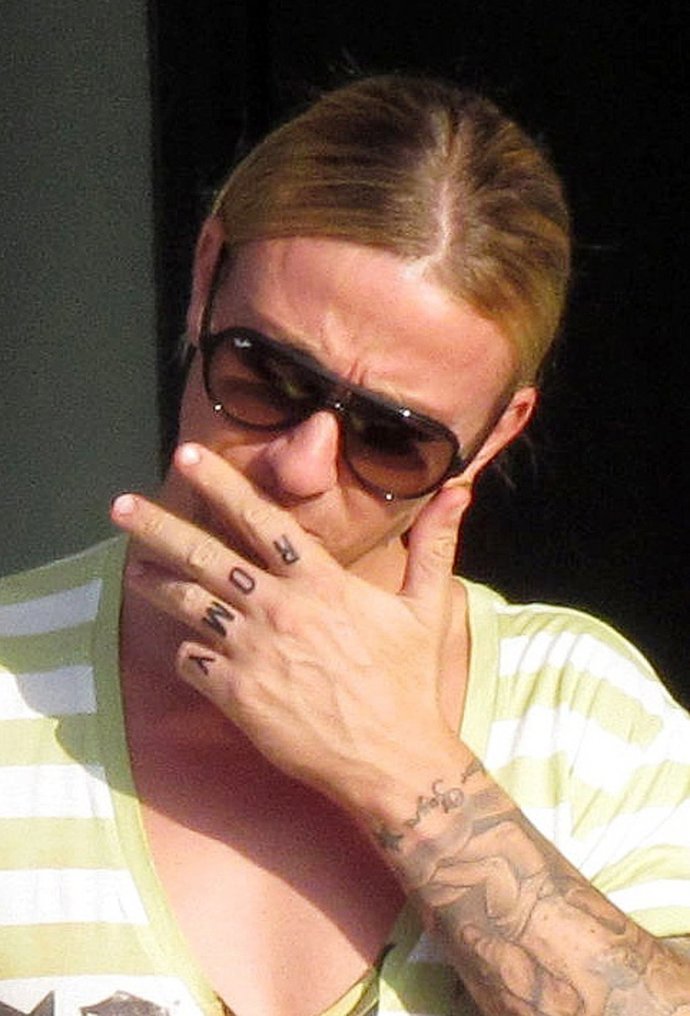Guti luce su nuevo tatuaje en la mano, 'Romy'.