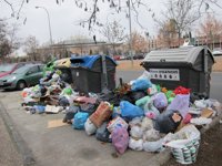 Cerca de 2.000 toneladas de basura en Granada tras 11 días de una huelga que podría concluir este jueves