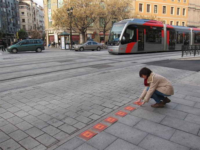 Leticia Crespo (CHA) coloca balizas simuladas al paso del tranviá