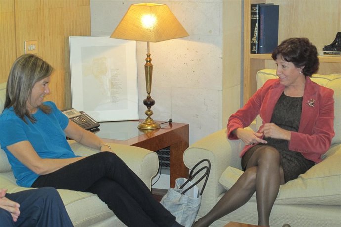 Rojas (d), con la ministra Ana Mato