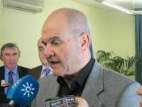 Chaves pide a Rajoy que "dé la cara" por las cuentas en Suiza de Bárcenas y urge un "gran pacto contra la corrupción"