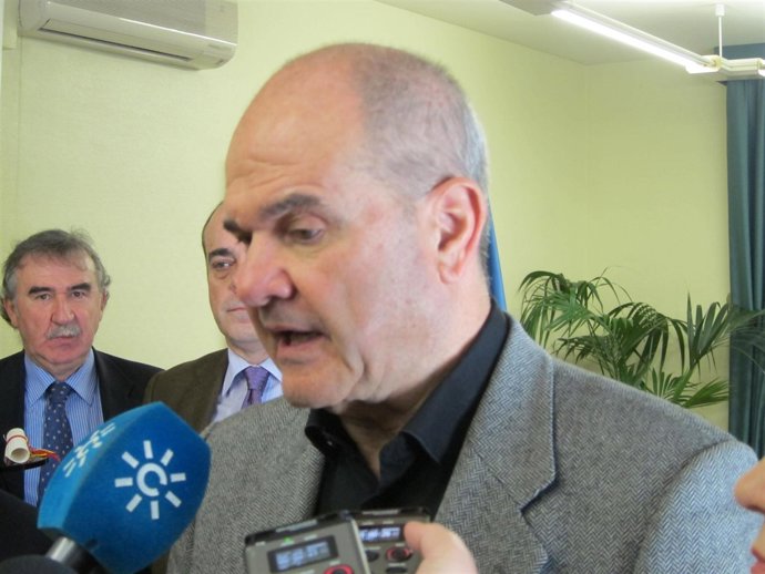 Manuel Chaves atiende a los medios en la Universidad de Almería