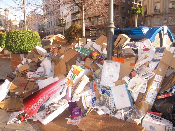 Toneladas de basura se acumulan en las calles de Granada por la huelga