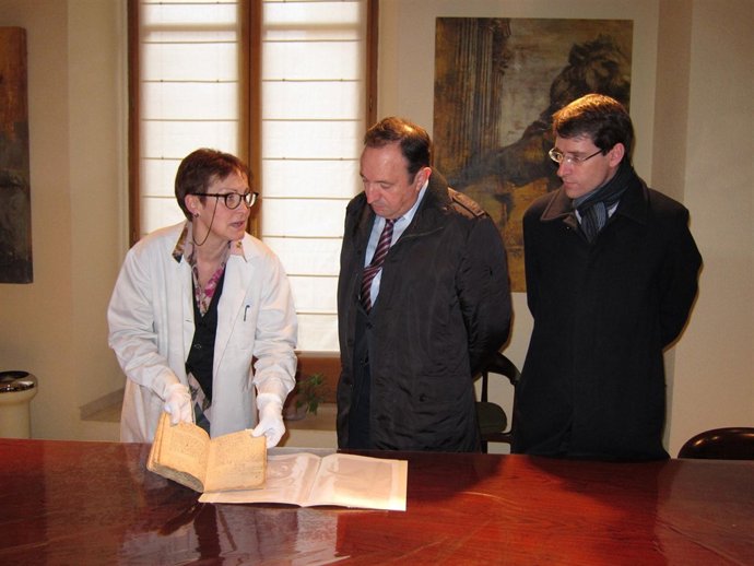 Sanz en el Archivo Provincial con el 'Libro de defunciones del Solar Valdeosera'