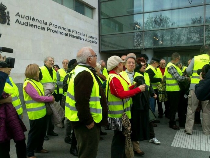 Iaioflautas en la puerta de los juzgados