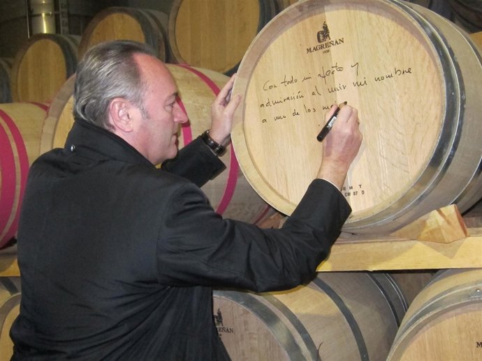 Fabra firma una barrica en la bodega Dominio de la Vega