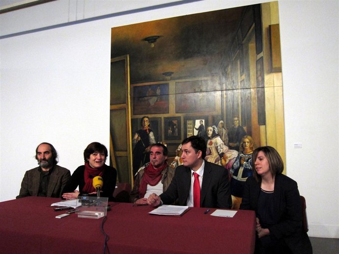 Burgos, en el centro, con los comisarios, Montes y Pérez Pastor, en la rueda