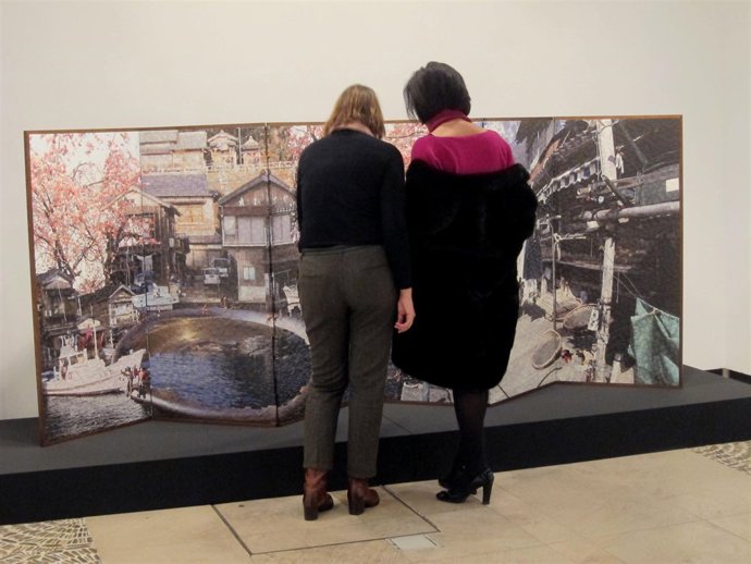 Cantalapiedra contempla un biombo formado con tiras de papel fotográfico