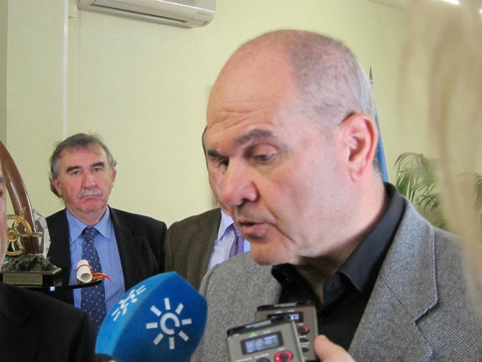 Chaves atiende a los periodistas en la UAL