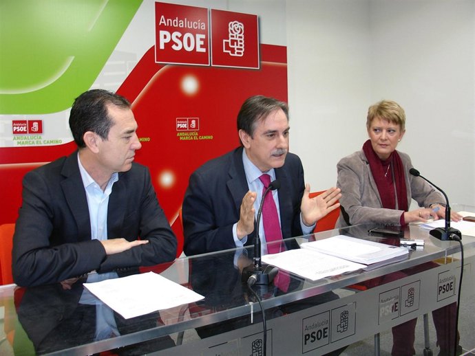 Valeriano Gómez, con Consuelo Rumí, este jueves en Almería