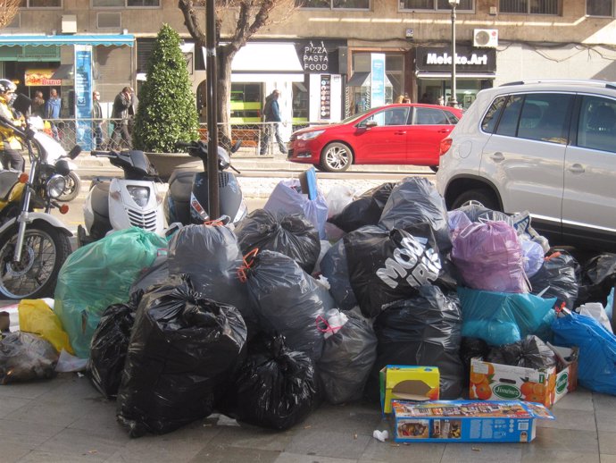 Basura acumulada en Granada capital en el cuarto día de huelga