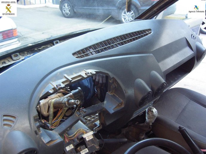 Inmigrante en el doble fondo de un salpicadero de un coche