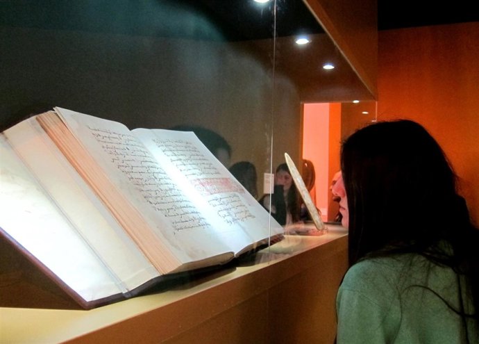 Una espectadora en el la exposición de caligrafía del MuViM