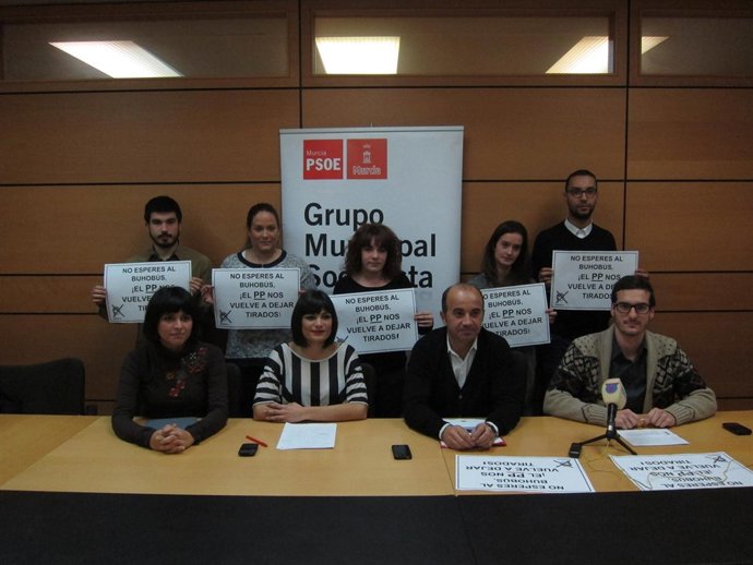 López junto a miembros de las Juventudes Socialistas