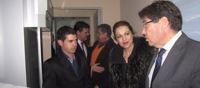 El consejero de Industria, Arturo Aliaga, visita el Hotel Visit de Caspe.