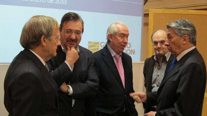 Responsables empresariales y sindicales con el consejero Bono