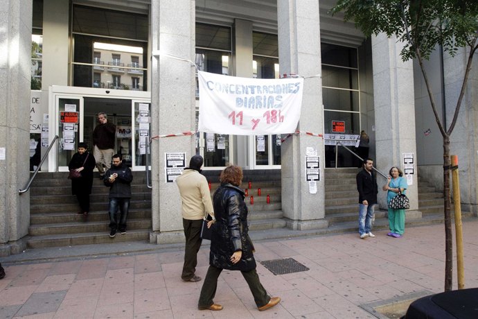 Trabajadores de La Princesa entregan firmas a Sanidad