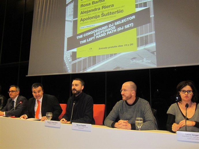 Pérez Rubio  junto al director de Políticas Culturales y los comisarios.