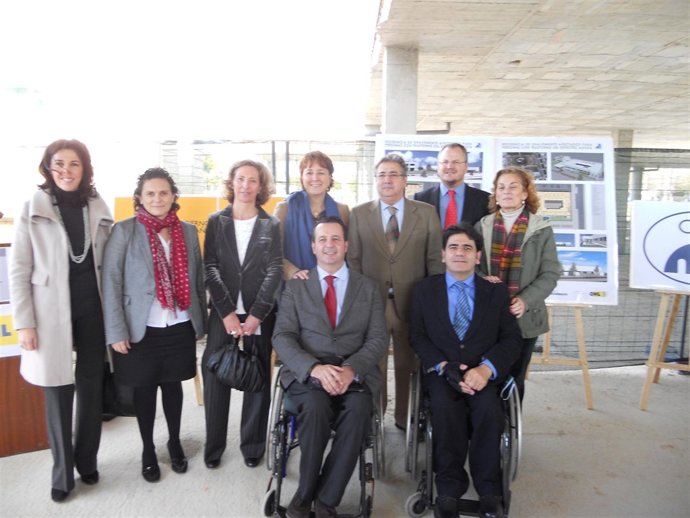 Autoridades presentes en la puesta de bandera de la residencia de autismo