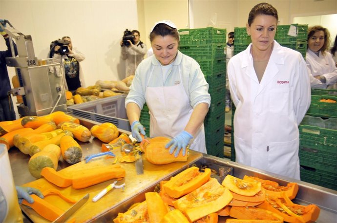 Cospedal visita las instalaciones de la empresa alimentaria