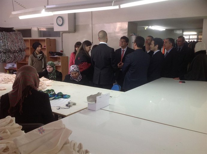 Valderas, durante su visita a un instituto textil