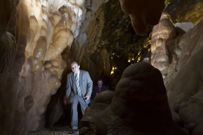 El consejero de Turismo, Rafael Rodríguez, visita las Grutas de las Maravillas.