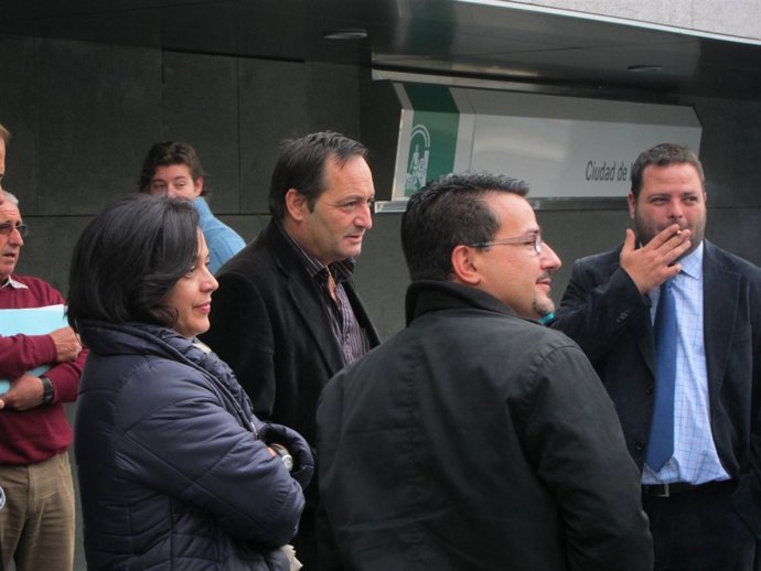Trabalón y Tijeras (de frente), en las puertas de la Ciudad de la Justicia