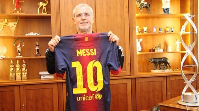 Gerd Müller con la camiseta dedicada de Leo Messi