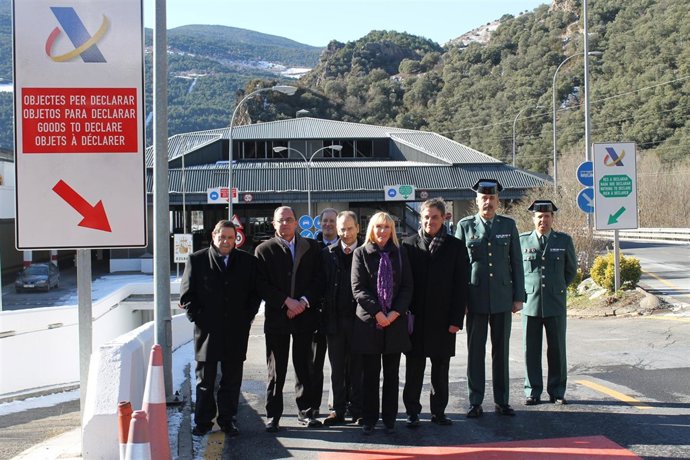 Entra en funcionamiento un carril en la aduana de La Farga.