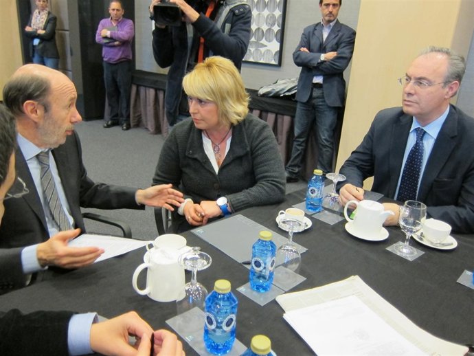 Rubalcaba habla con Rubio ante Durán