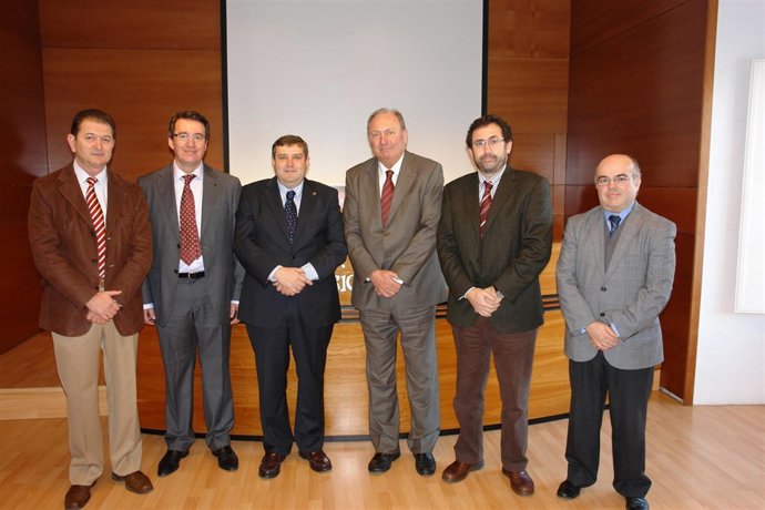 Dirigentes de Cepsa y la Universidad de Huelva.