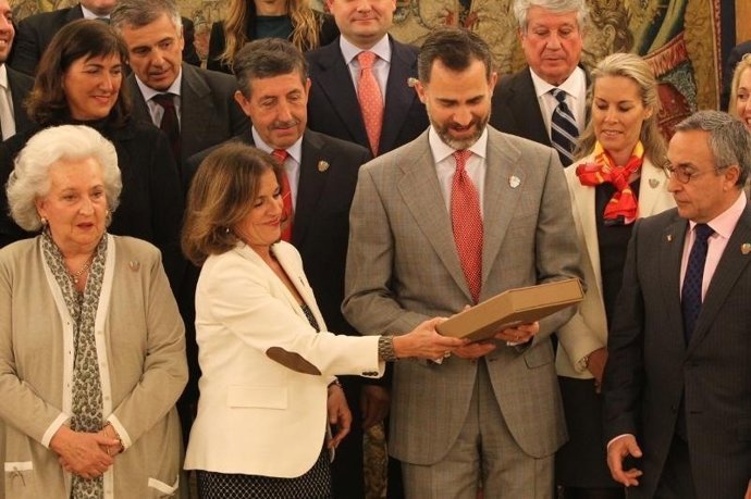 El Príncipe Felipe recibe el dossier de Madrid 2020