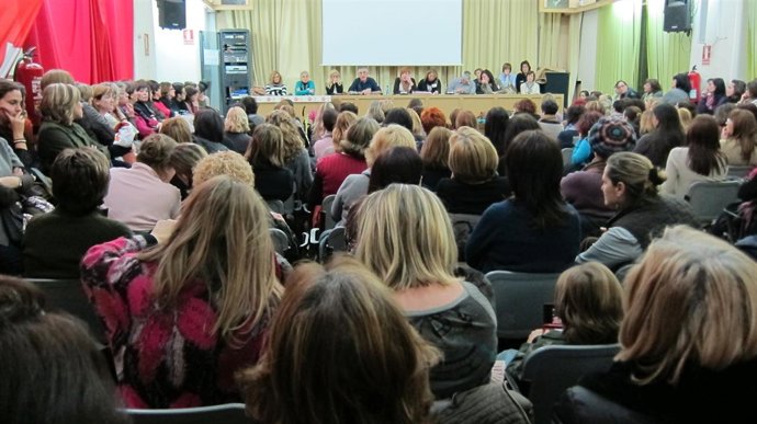 La asamblea de monitoras de comedor escolar desconvoca la huelga