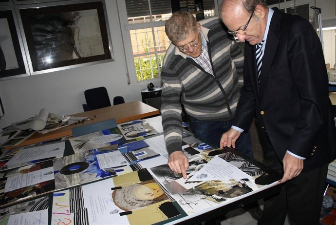 El alcalde de Huelva, Pedro Rodríguez, mira los pergaminos que se entregarán. 