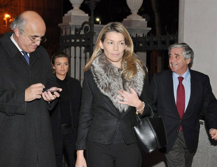 Patricia Rato en la entrada del funeral