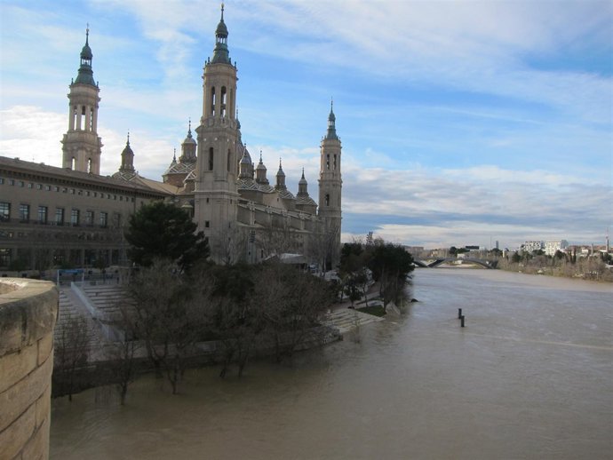 Crecida del río Ebro a su paso por Zaragoza