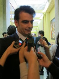 Calvo elude aclarar si la dirección provincial del PP coruñés intervendrá en Santiago pero avanza que sí lo hará en Ames