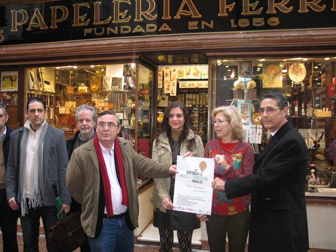 Reparto de carteles por el modelo comercial andaluz