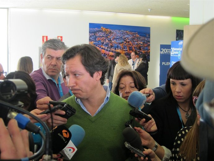 Carlos Floriano atiende a los periodistas en la Intermunicipal del PP