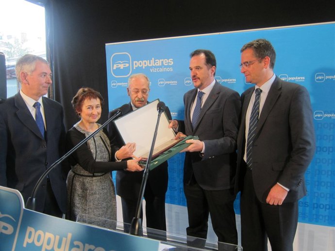 Carlos Iturgaiz recoge el premio