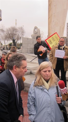 Beatriz Betegón y su abogado. Caso niños robados.
