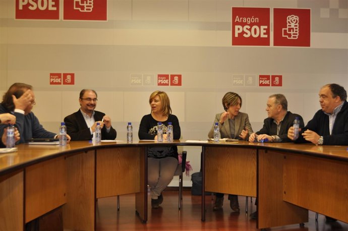 Elena Valenciano con dirigentes del PSOE-Aragón.
