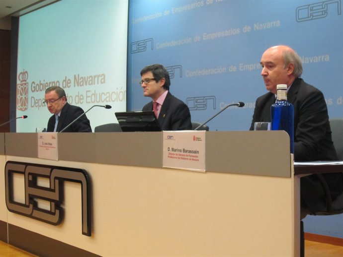 Iribas, flanqueado por Martinena (izda) y Barásoain (dcha).