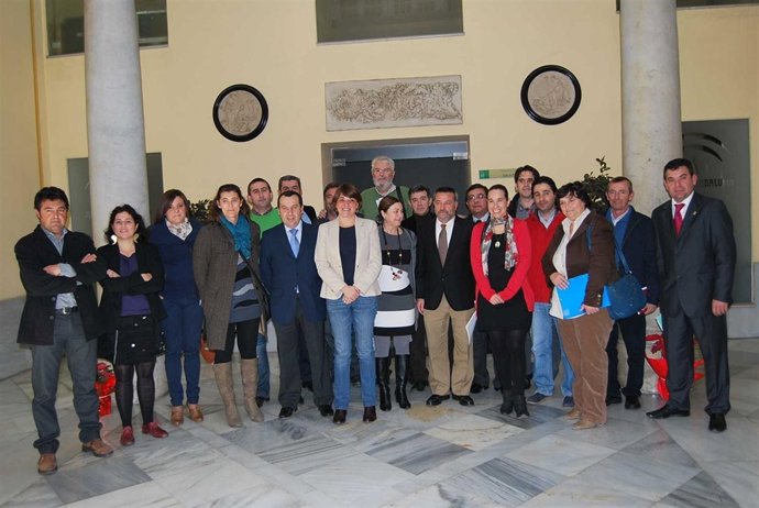 Elena Cortés y alcaldes firmantes del Programa en Defensa de la Vivienda