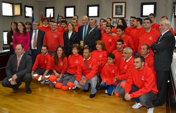 Vicente del Bosque con voluntarios Cruz Roja
