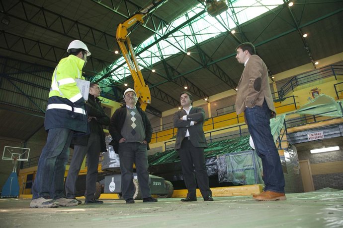 Obras de mejora de la cubiera del polideportivo de Revilla 